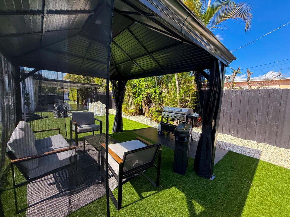 Patio, Spring, Day, BBQ facilities, BBQ facilities, Garden, View (from property/room), Balcony/Terrace, Living room, Seating area, Dining area, Garden view