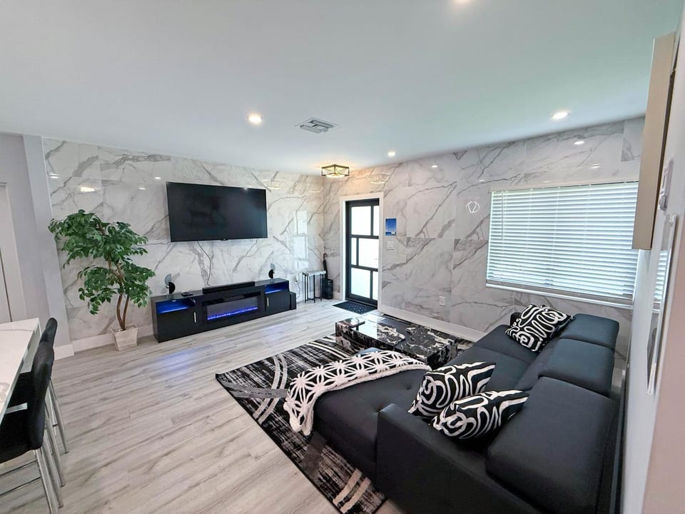 Communal lounge/ TV room, TV and multimedia, Living room, Seating area, Evening entertainment