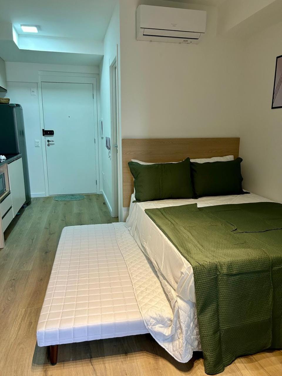 Bed, TV and multimedia, Photo of the whole room, Bedroom, air conditioner