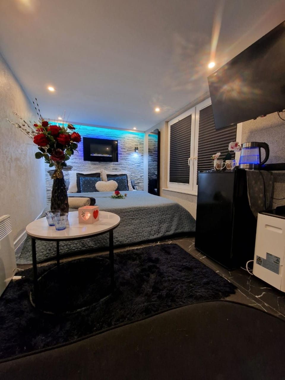 Bed, TV and multimedia, Coffee/tea facilities, Living room, Photo of the whole room, Seating area, Dining area