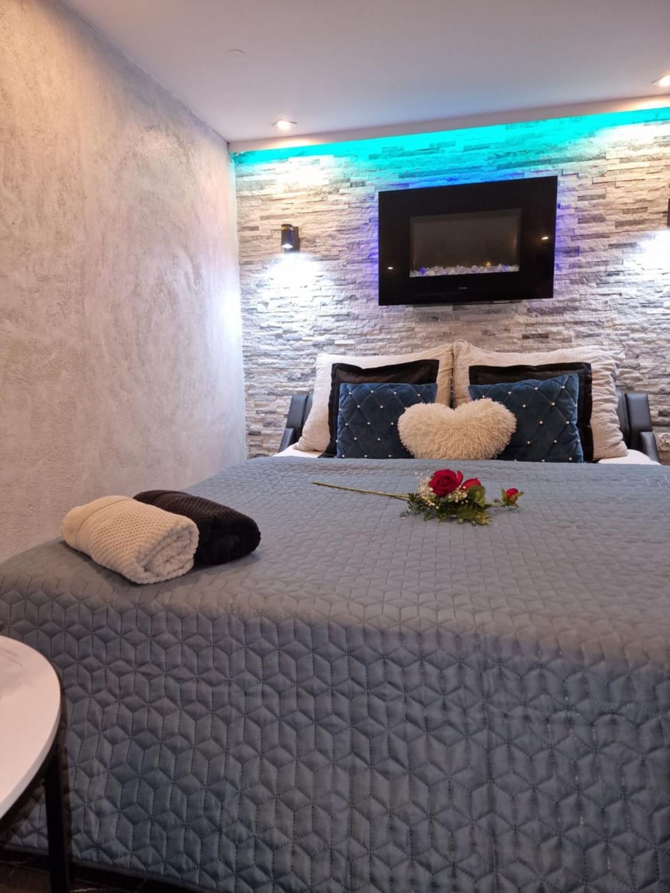 Bed, TV and multimedia, Photo of the whole room, Bedroom
