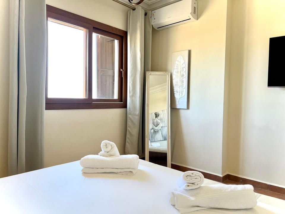 Bed, Photo of the whole room, air conditioner