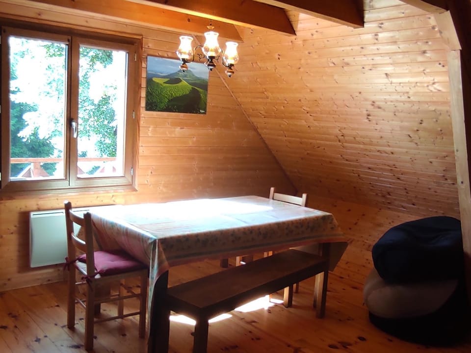 Chalet authentique au cœur de la nature près de Super Besse - FR-1-814-143 Chalet in Besse-et-Saint-Anastaise