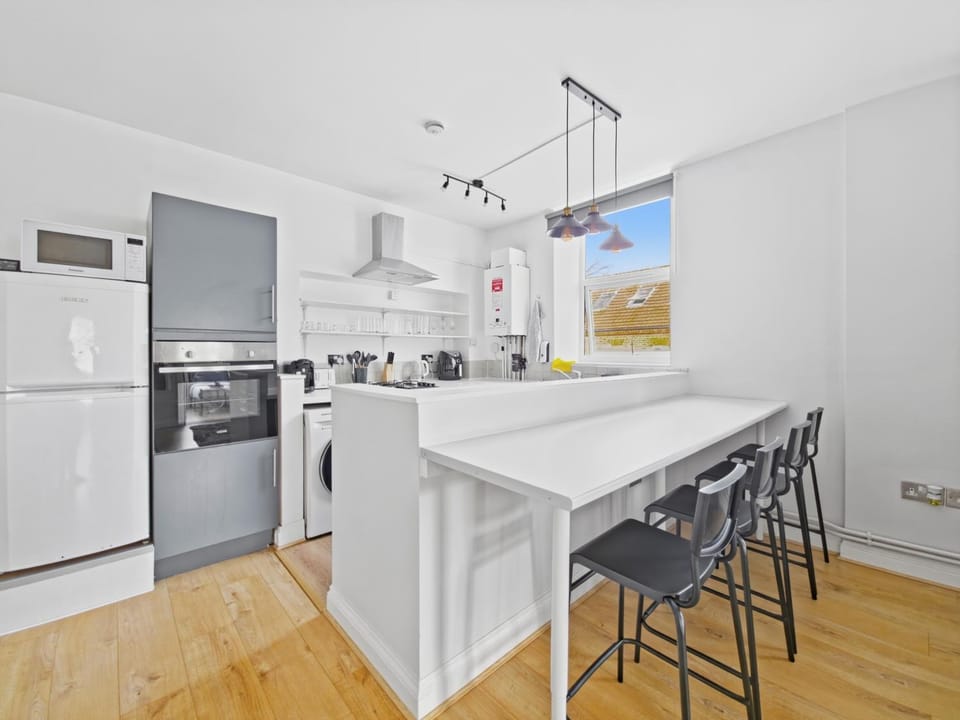 Near South Wimbledon Station, 2BR, Sleep 7, King beds Apartment in London