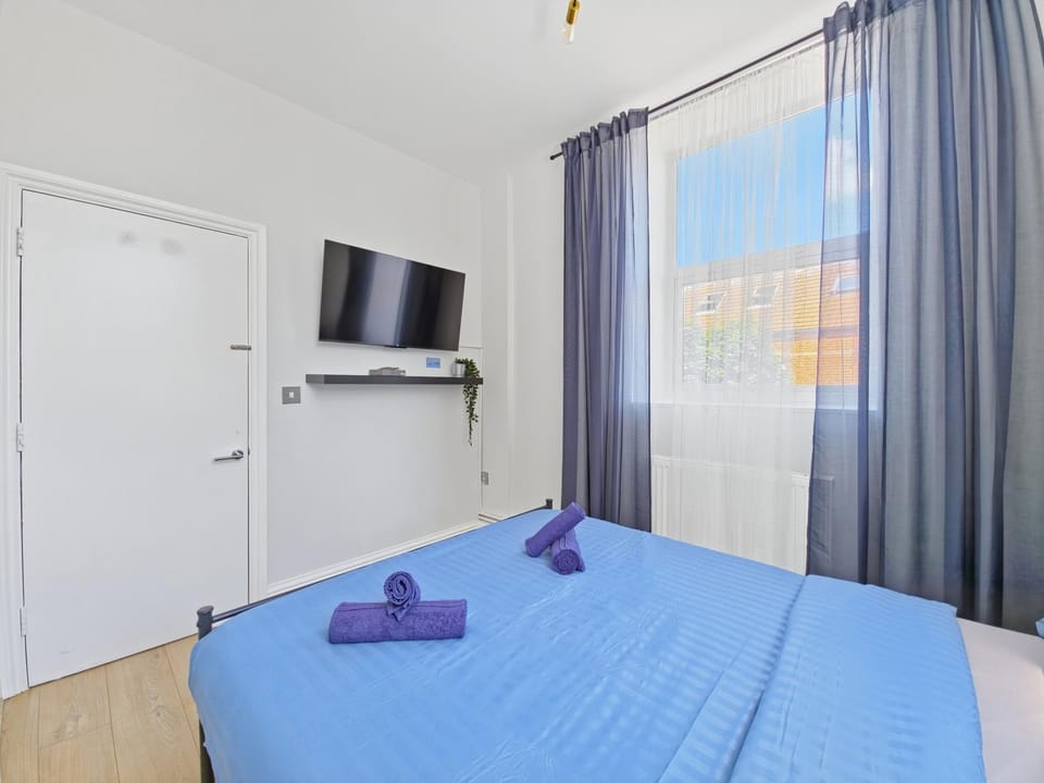 Near South Wimbledon Station, 2BR, Sleep 7, King beds Apartment in London