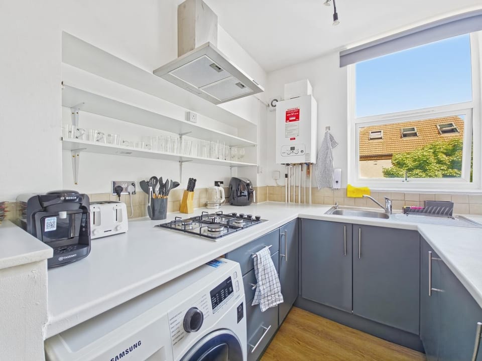 Near South Wimbledon Station, 2BR, Sleep 7, King beds Apartment in London