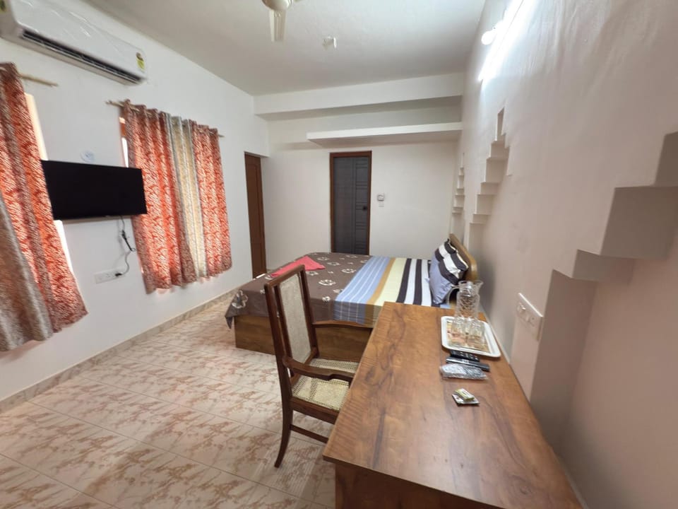 Bed, TV and multimedia, Bedroom