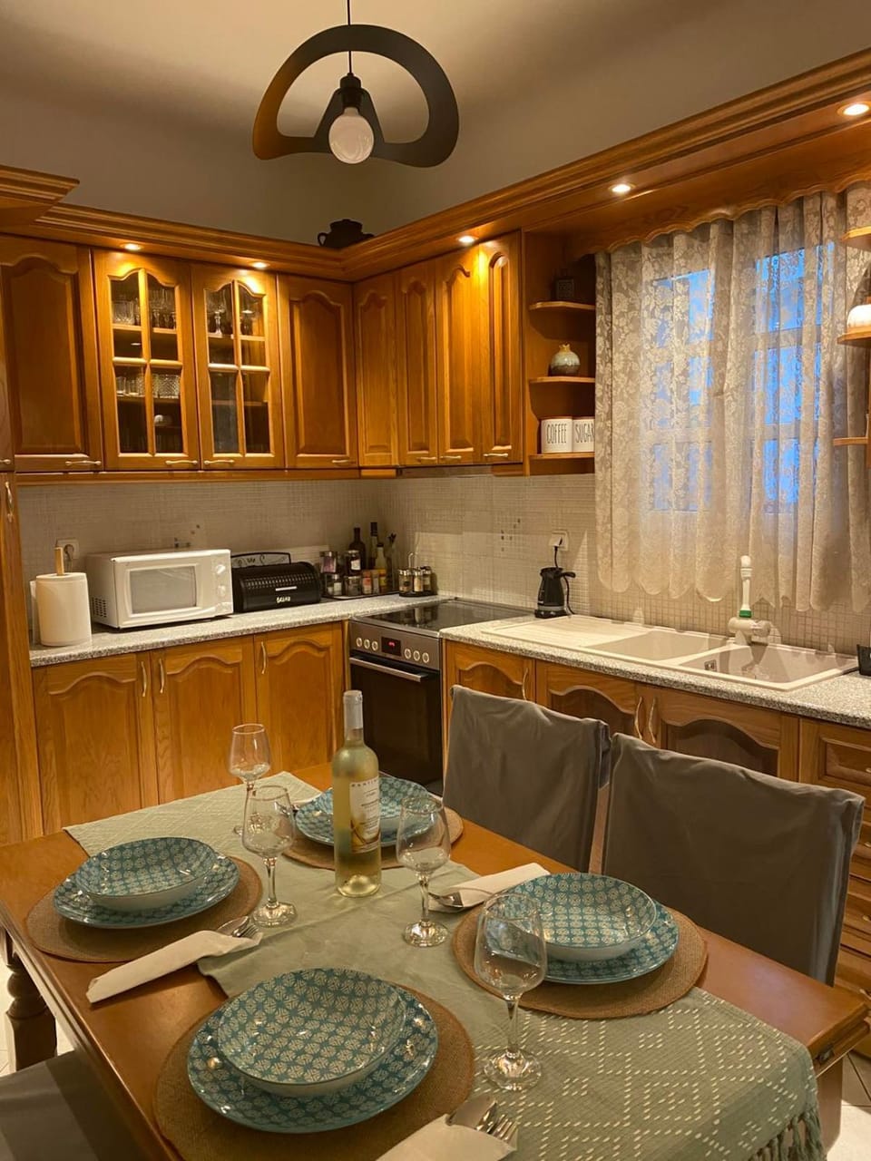 Kitchen or kitchenette, Dining area