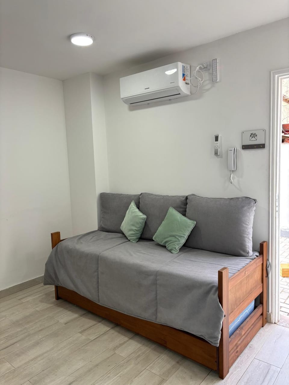 Bed, Living room, Photo of the whole room, Seating area, internet, air conditioner