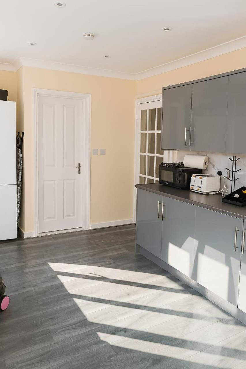 Nayla House Cozy 4BR with Garden & Parking Bed and Breakfast in England