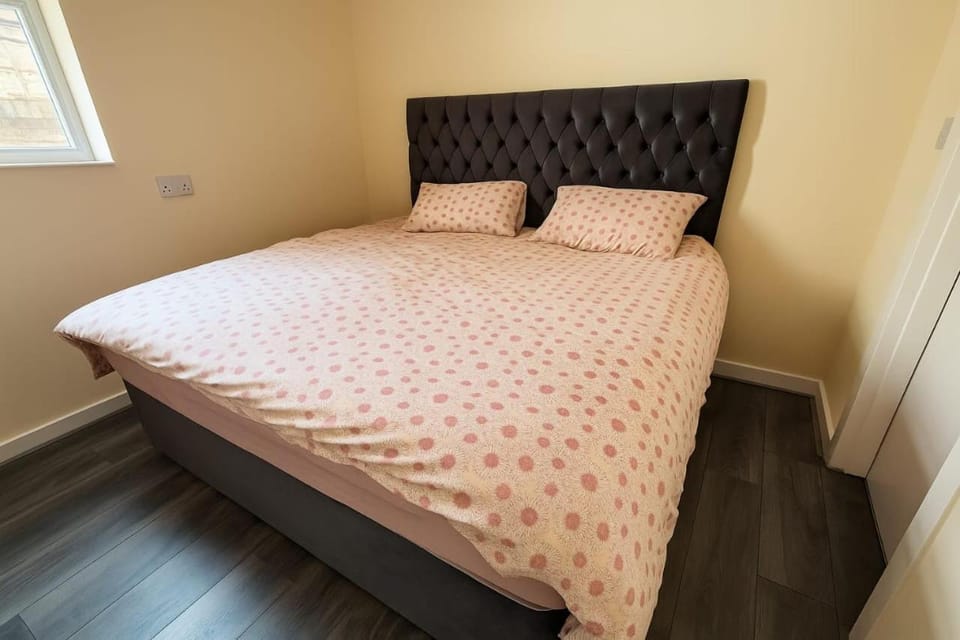 Nayla House Cozy 4BR with Garden & Parking Bed and Breakfast in England