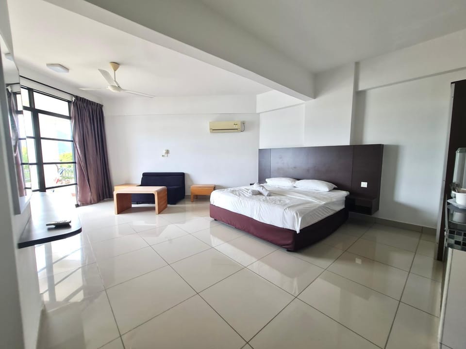 Bed, Living room, Bedroom, towels, air conditioner