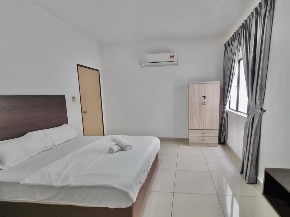 Bed, Bedroom, towels, air conditioner