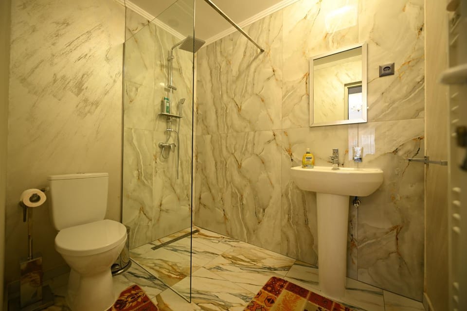 Shower, Toilet, Bathroom, towels