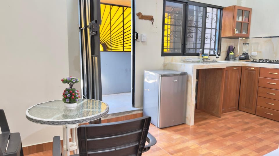 Kitchen or kitchenette, Dining area, minibar, stove