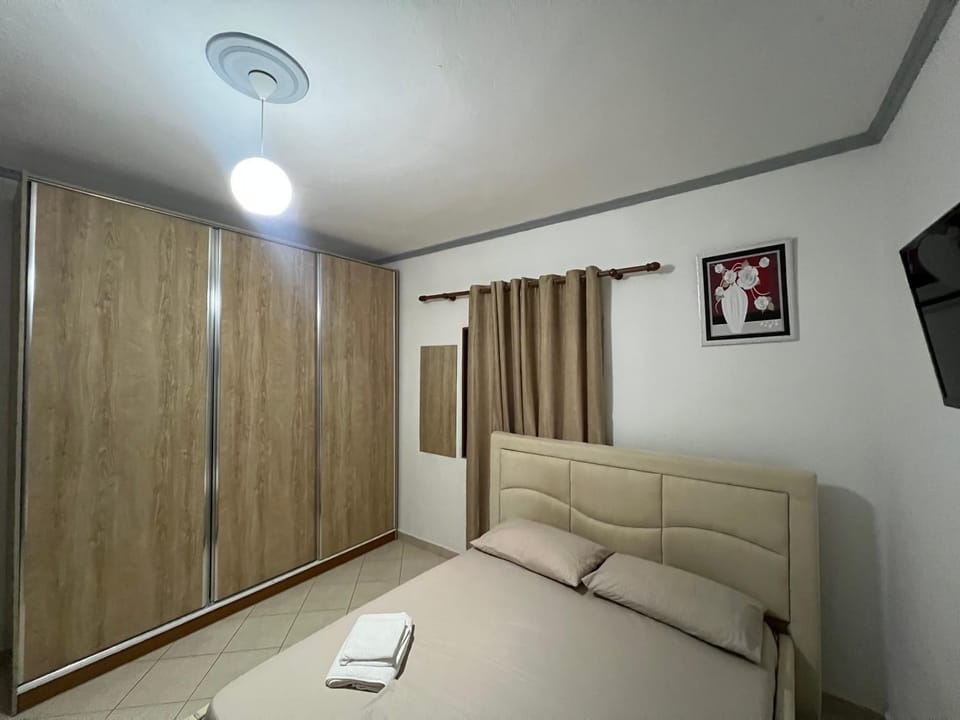 Bed, TV and multimedia, Photo of the whole room, Bedroom, towels, wardrobe, air conditioner