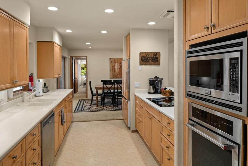 Mountain Shadows Escape with a Yoga Studio! House in Sedona