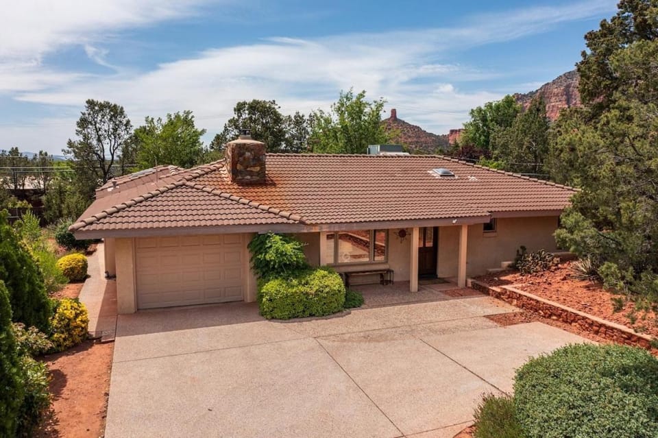 Mountain Shadows Escape with a Yoga Studio! House in Sedona