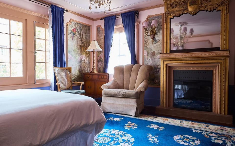 Property building, Bed, TV and multimedia, Living room, Photo of the whole room, Seating area, Bedroom, flat iron