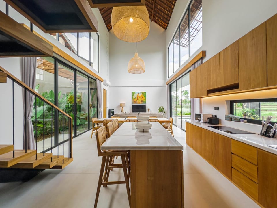 Kitchen or kitchenette, Dining area