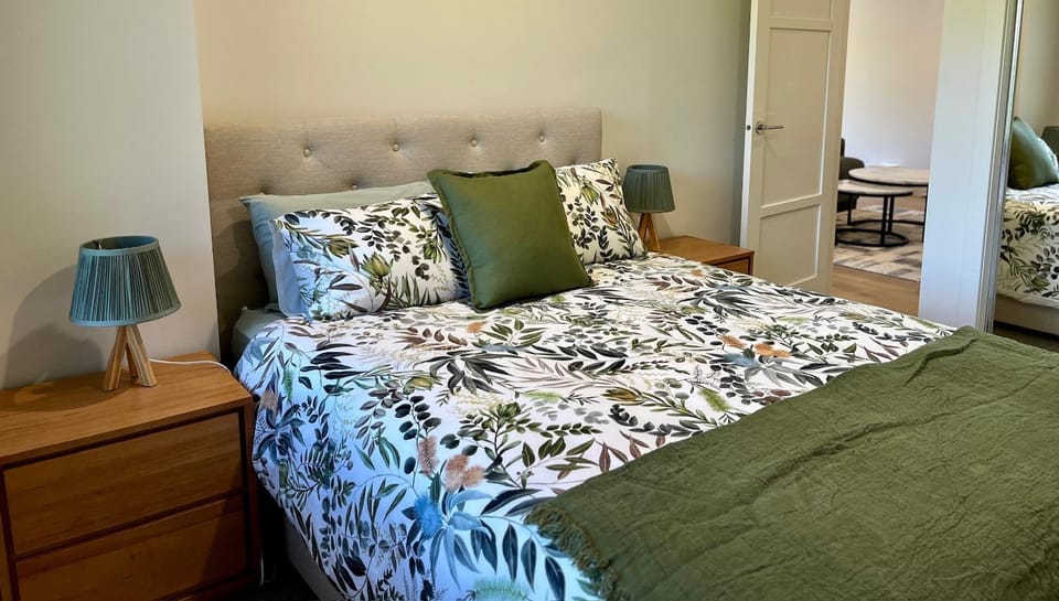 Stylish & Central - Leafy Views Apartment in Healesville