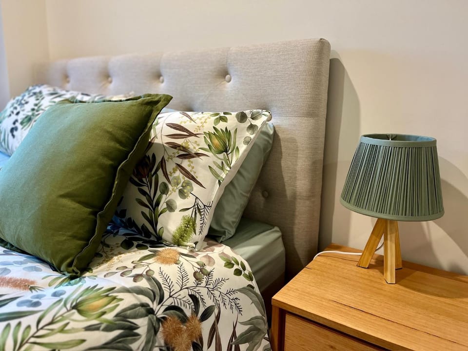 Stylish & Central - Leafy Views Apartment in Healesville