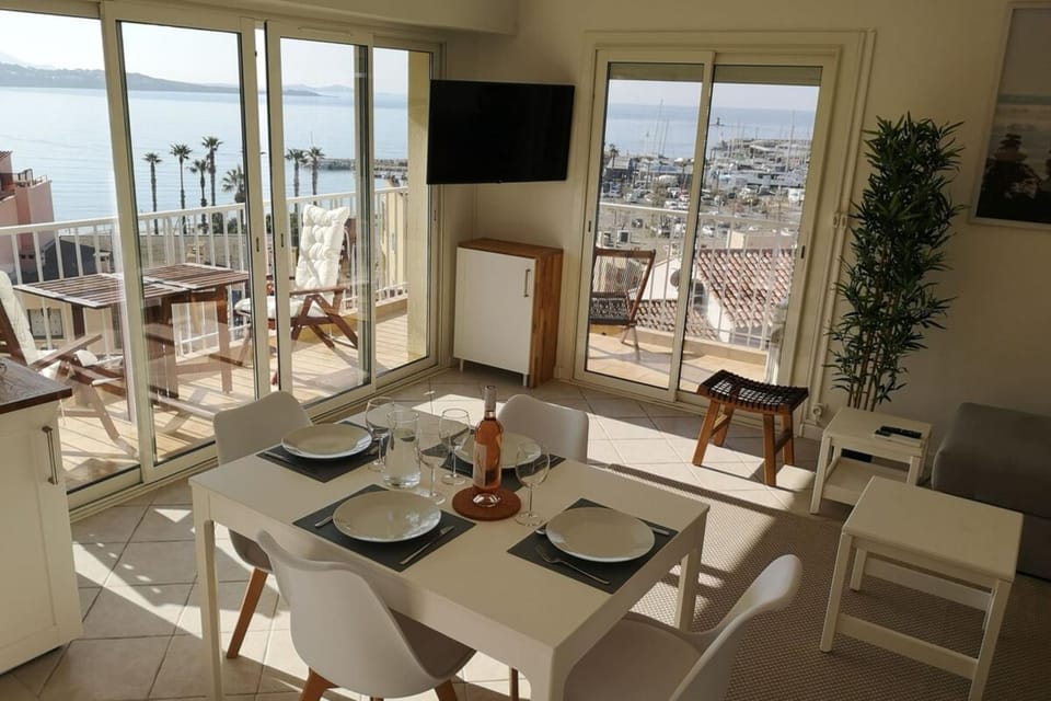 La trouvaille - port et mer grand balcon parking House in French Riviera