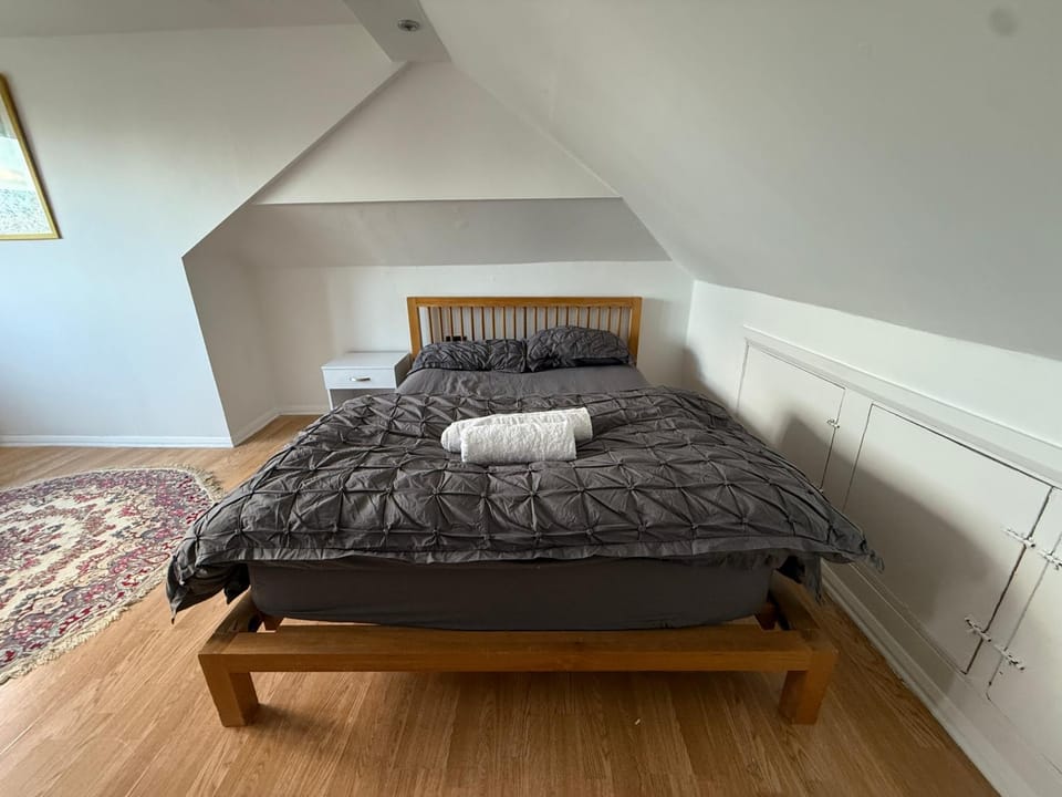 Bed, Bedroom, towels