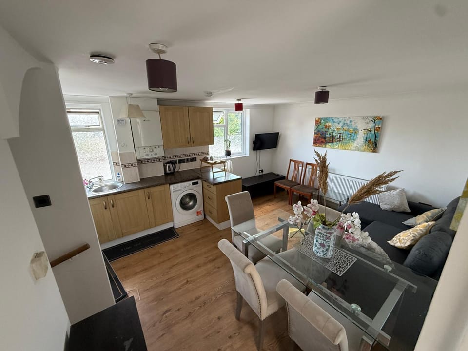 TV and multimedia, Kitchen or kitchenette, Living room, Seating area, Dining area