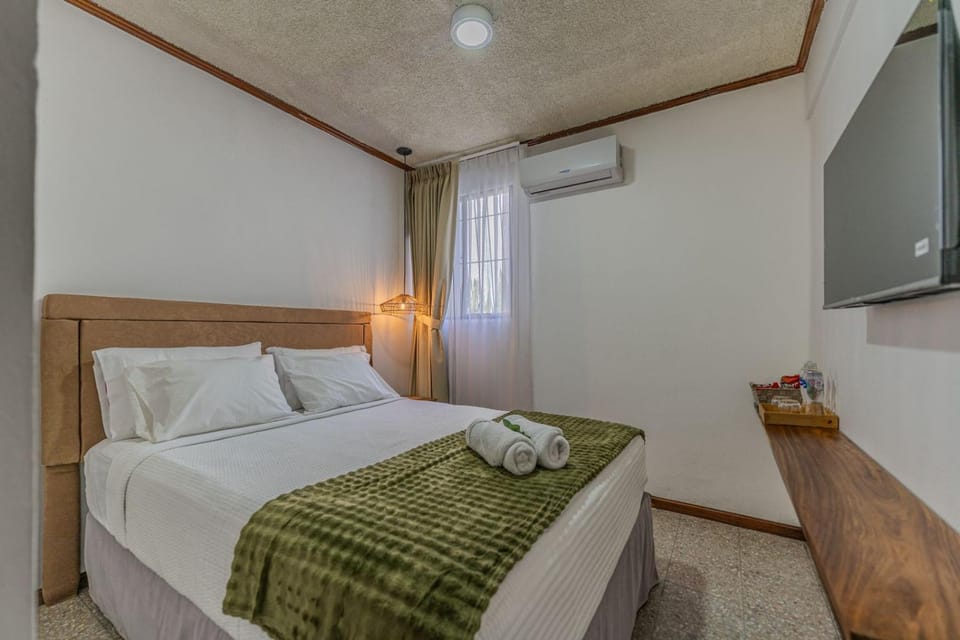 Bed, TV and multimedia, Photo of the whole room, air conditioner