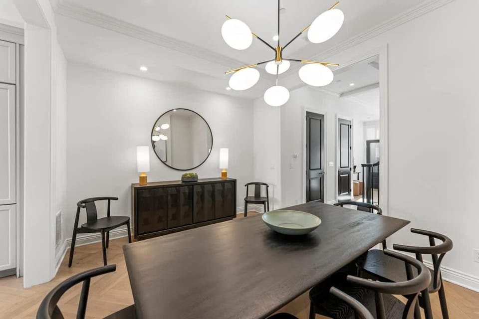 Stately DC Rowhome Spacious 7BR & 4BA #DCottage House in District of Columbia