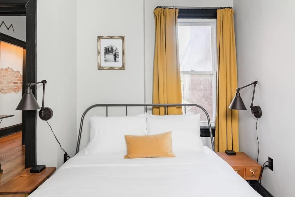 Massive 6BR & 4BA Private Duplex Townhouse Central House in District of Columbia