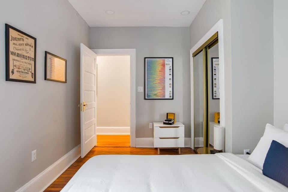 Massive 6BR & 4BA Private Duplex Townhouse Central House in District of Columbia
