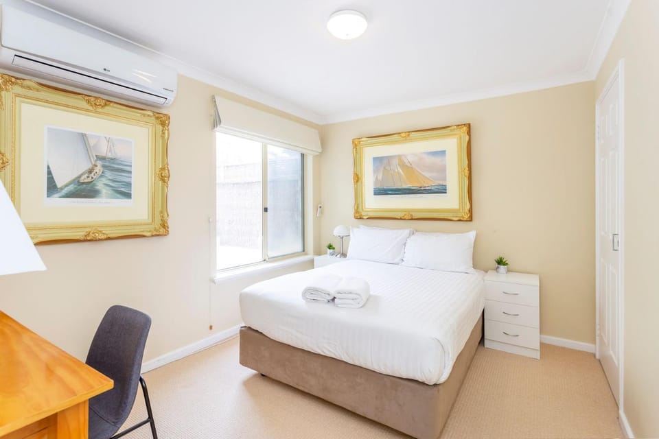 Bedroom, air conditioner