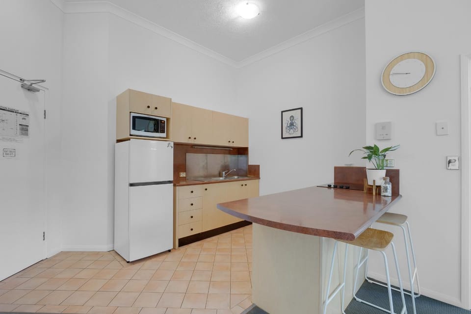 Kitchen or kitchenette, Dining area, oven