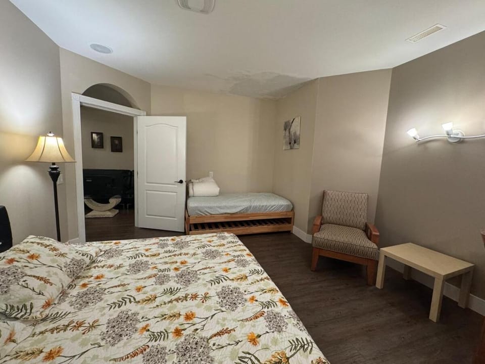 Relaxing Lakeview 2 bedroom entire downstair SUITE House in Kelowna