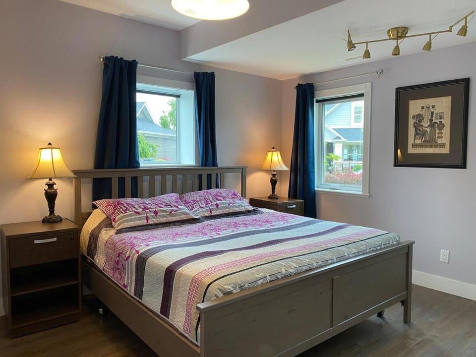 Relaxing Lakeview 2 bedroom entire downstair SUITE House in Kelowna