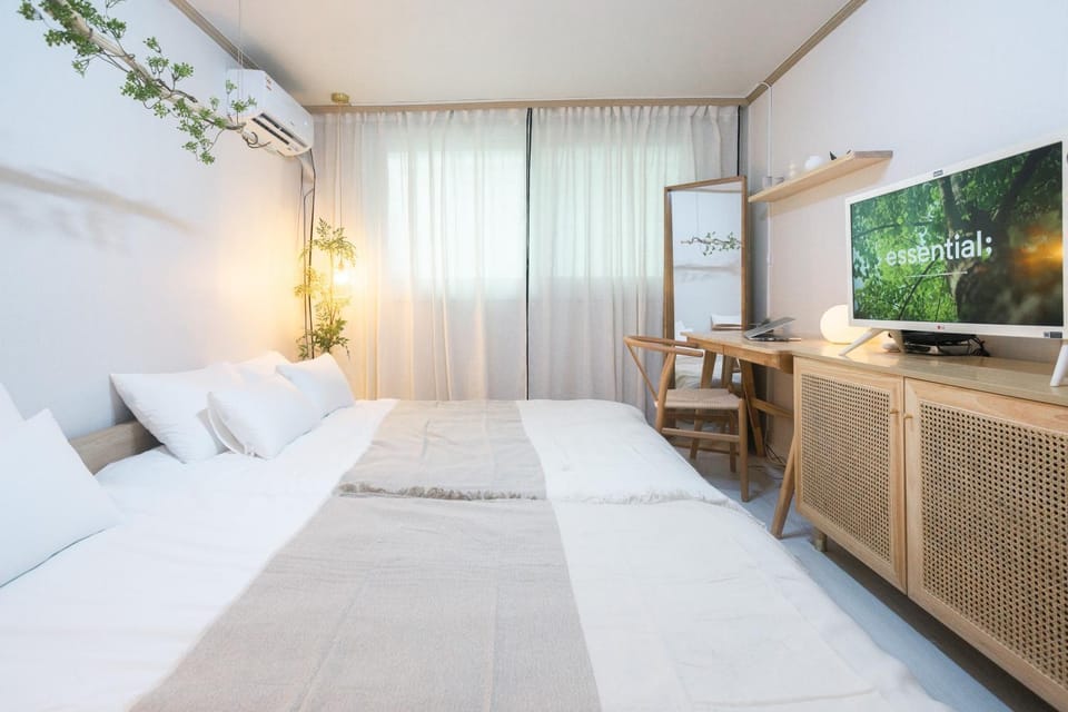 Bed, TV and multimedia, Photo of the whole room, Bedroom