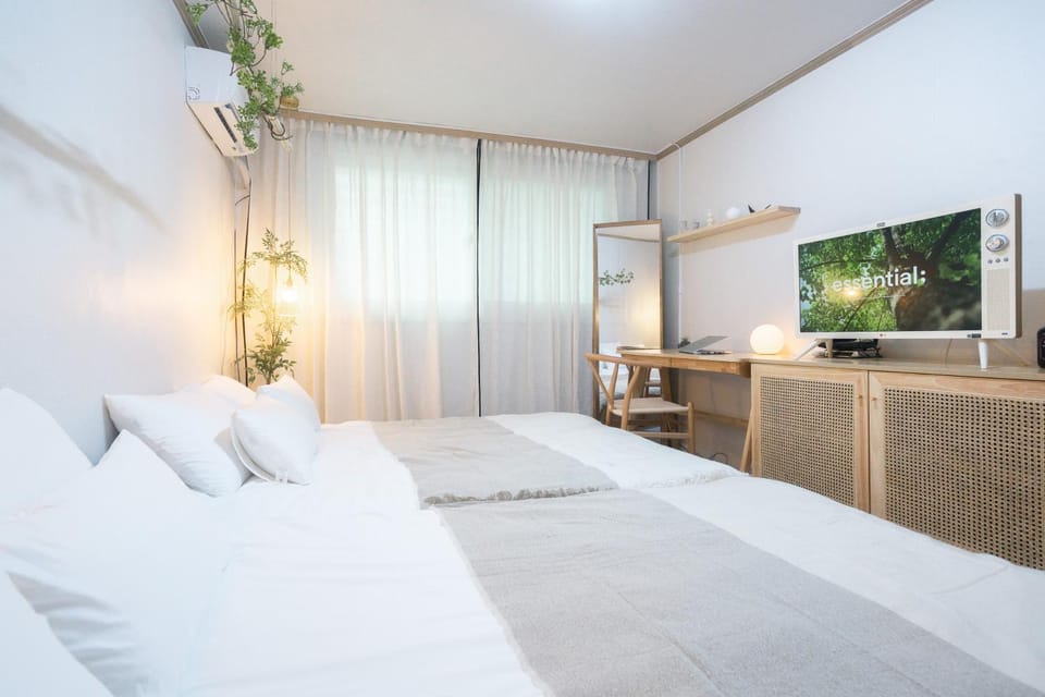 Bed, TV and multimedia, Photo of the whole room, Bedroom, hair dresser