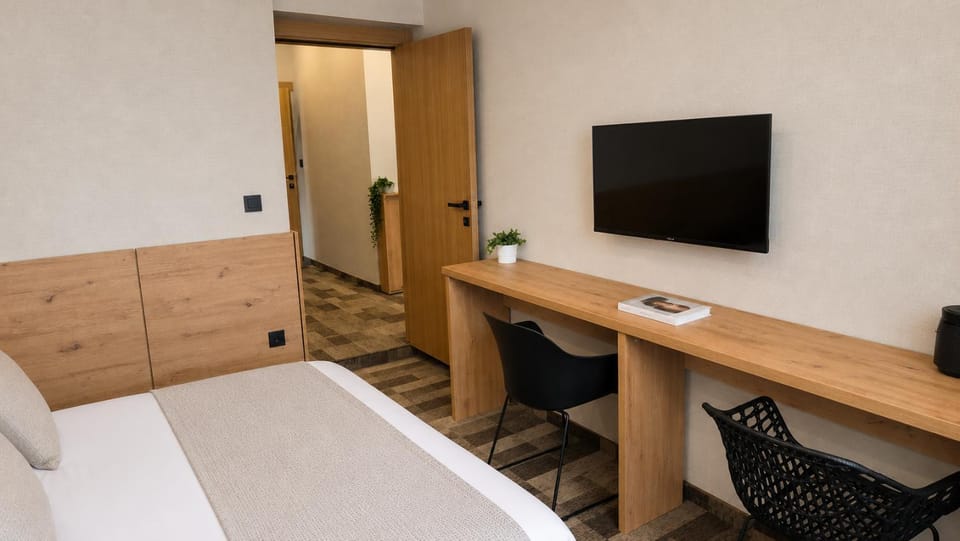 Communal lounge/ TV room, Bed, TV and multimedia, Photo of the whole room, Evening entertainment, Bedroom, hair dresser
