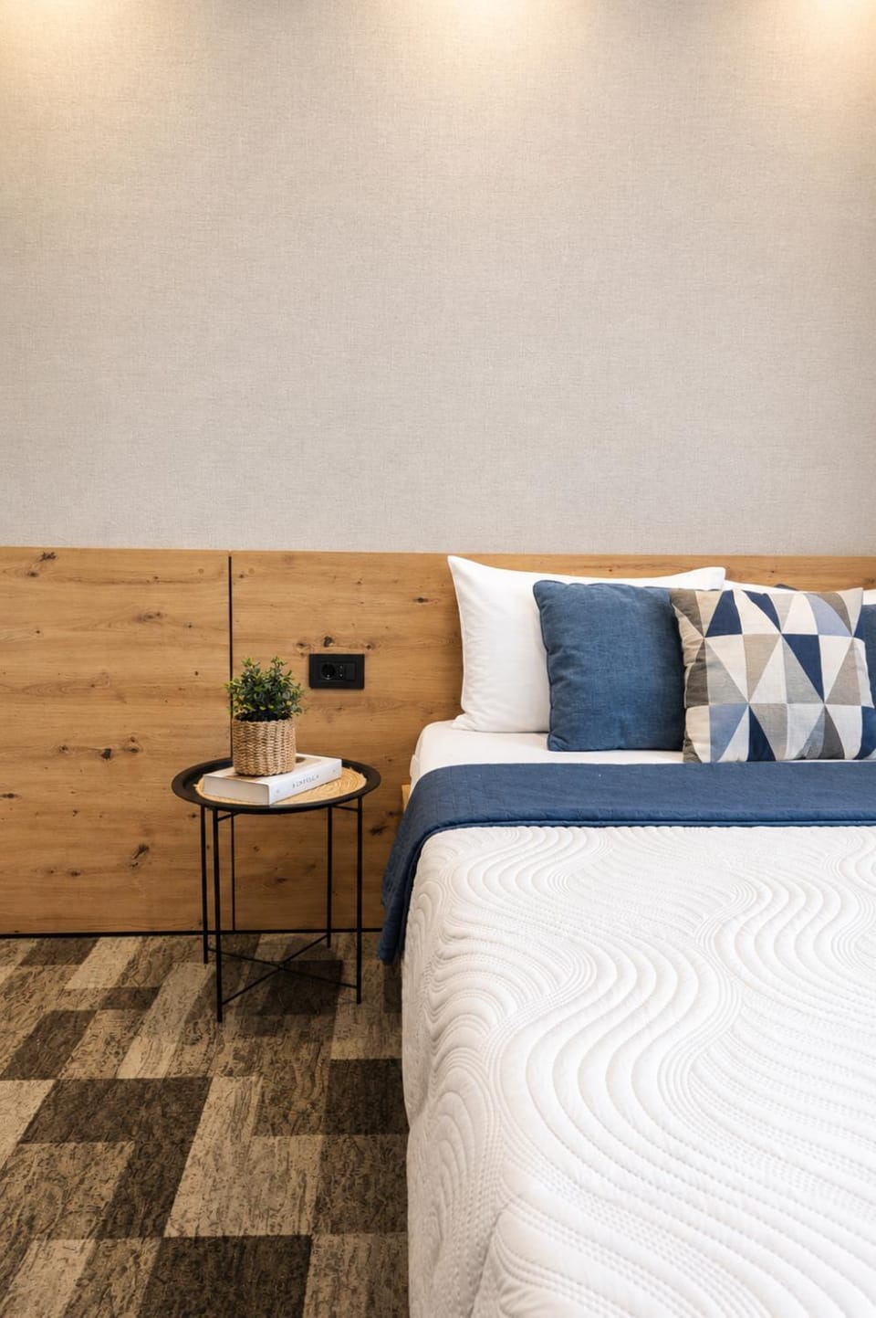 Bed, Living room, Photo of the whole room, Seating area, Bedroom, hair dresser
