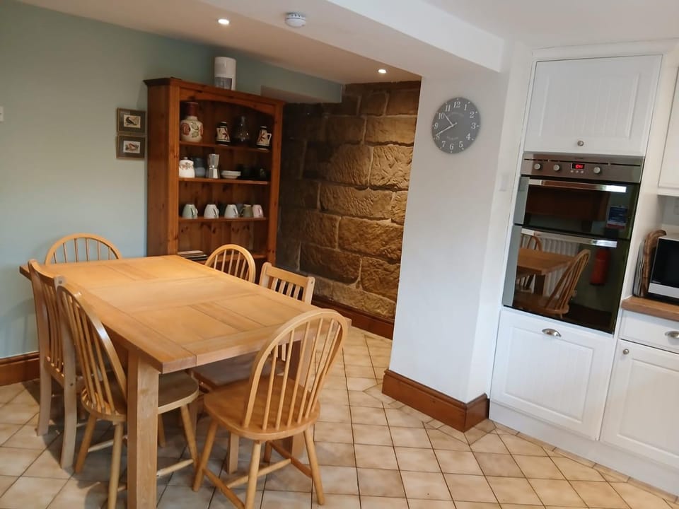 Dogs stay free, country walks from door, EV station, fenced garden, near gastro pub House in North East Derbyshire District