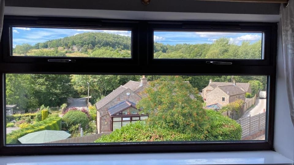 Dogs stay free, country walks from door, EV station, fenced garden, near gastro pub House in North East Derbyshire District