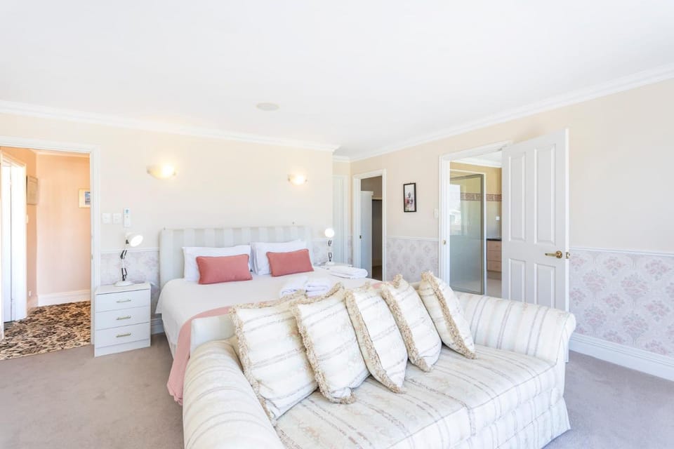 Bed, Photo of the whole room, Seating area, Bedroom