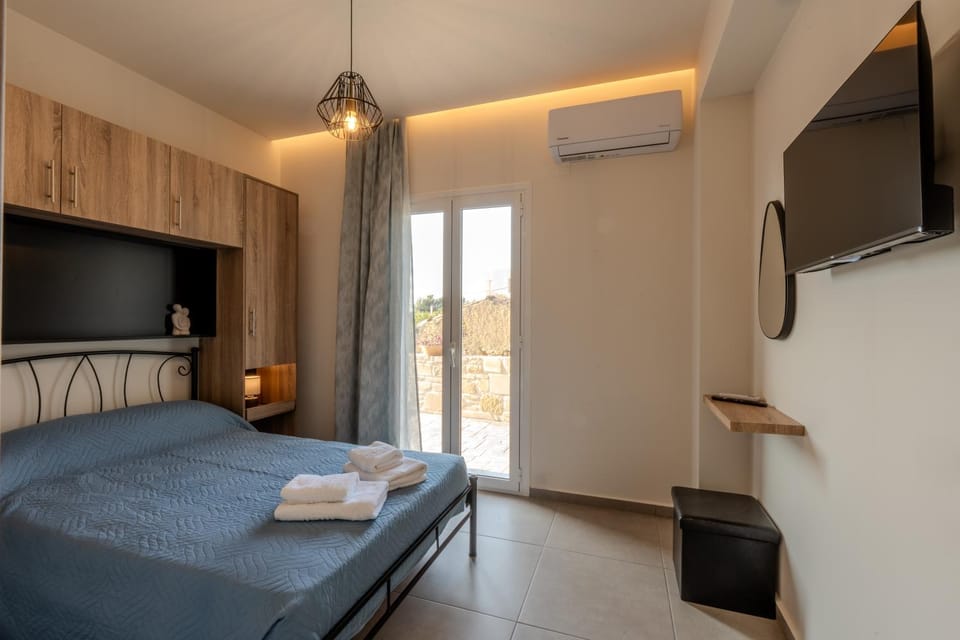 Bed, TV and multimedia, Photo of the whole room, Bedroom, towels, air conditioner