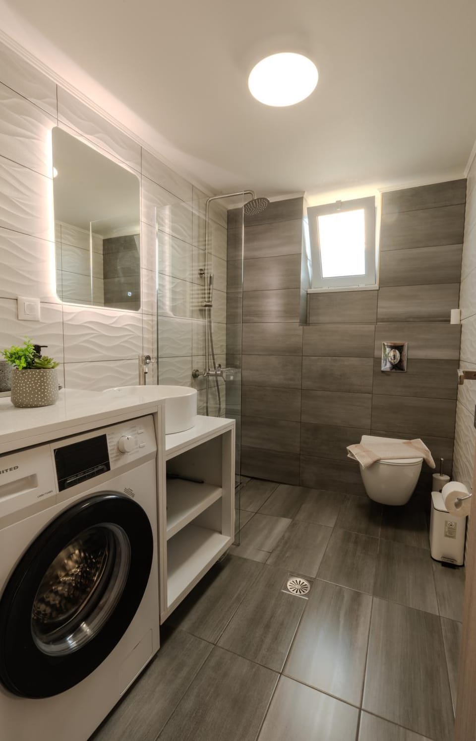 Toilet, Bathroom, towels, washing machine