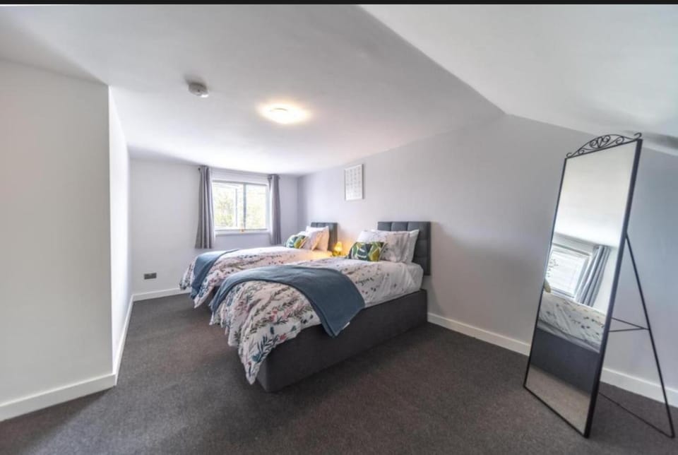 Stylish 3 Bed Seaside Apartment Central Southend Location & Steps from the Beach Apartment in Southend-on-Sea