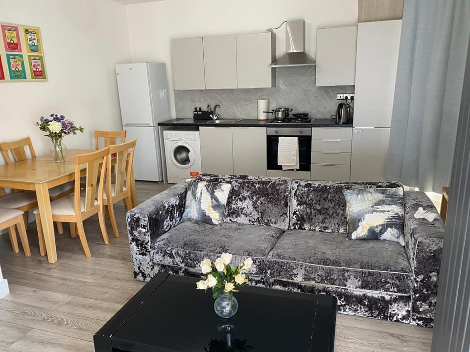 Stylish 3 Bed Seaside Apartment Central Southend Location & Steps from the Beach Apartment in Southend-on-Sea