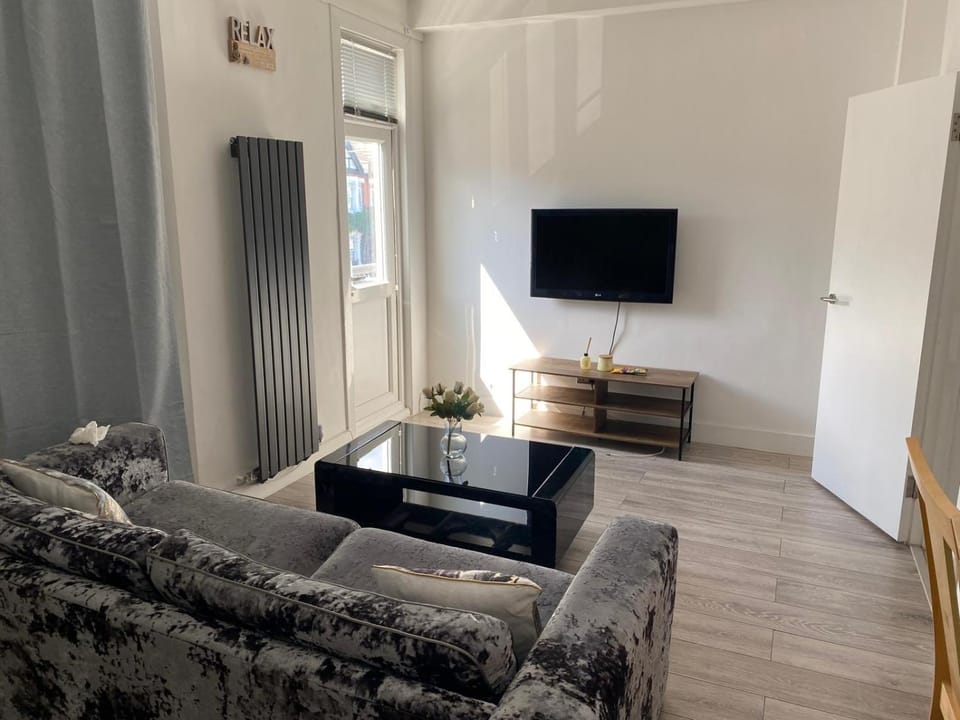 Stylish 3 Bed Seaside Apartment Central Southend Location & Steps from the Beach Apartment in Southend-on-Sea