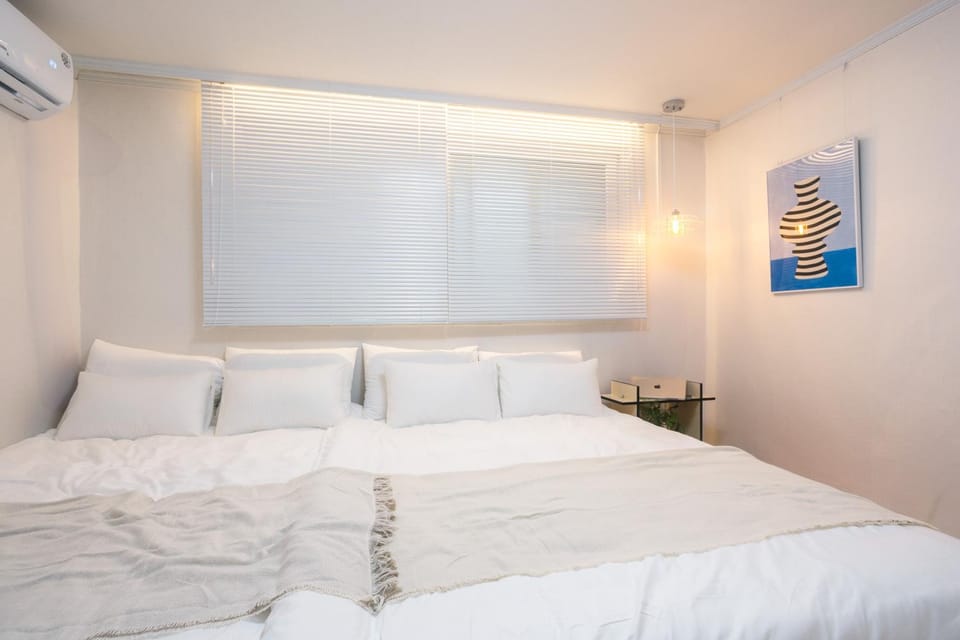 Bed, Photo of the whole room, Bedroom, air conditioner